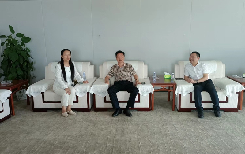 岳氏集團(tuán)董事長(zhǎng)岳平安、北京中郵鴻運(yùn)董事副總黃貴斌拜訪中展航空
