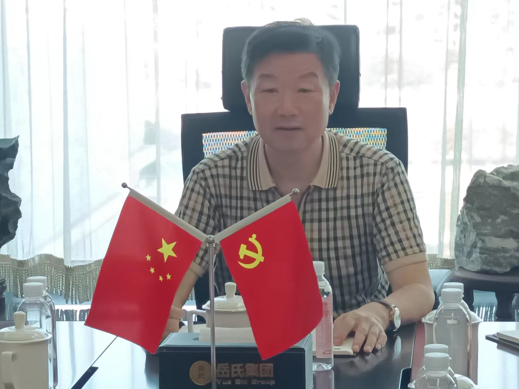 連手機(jī)都放不下，你還能放下什么？——岳氏集團(tuán)召開(kāi)季度管理工作懇談會(huì)
